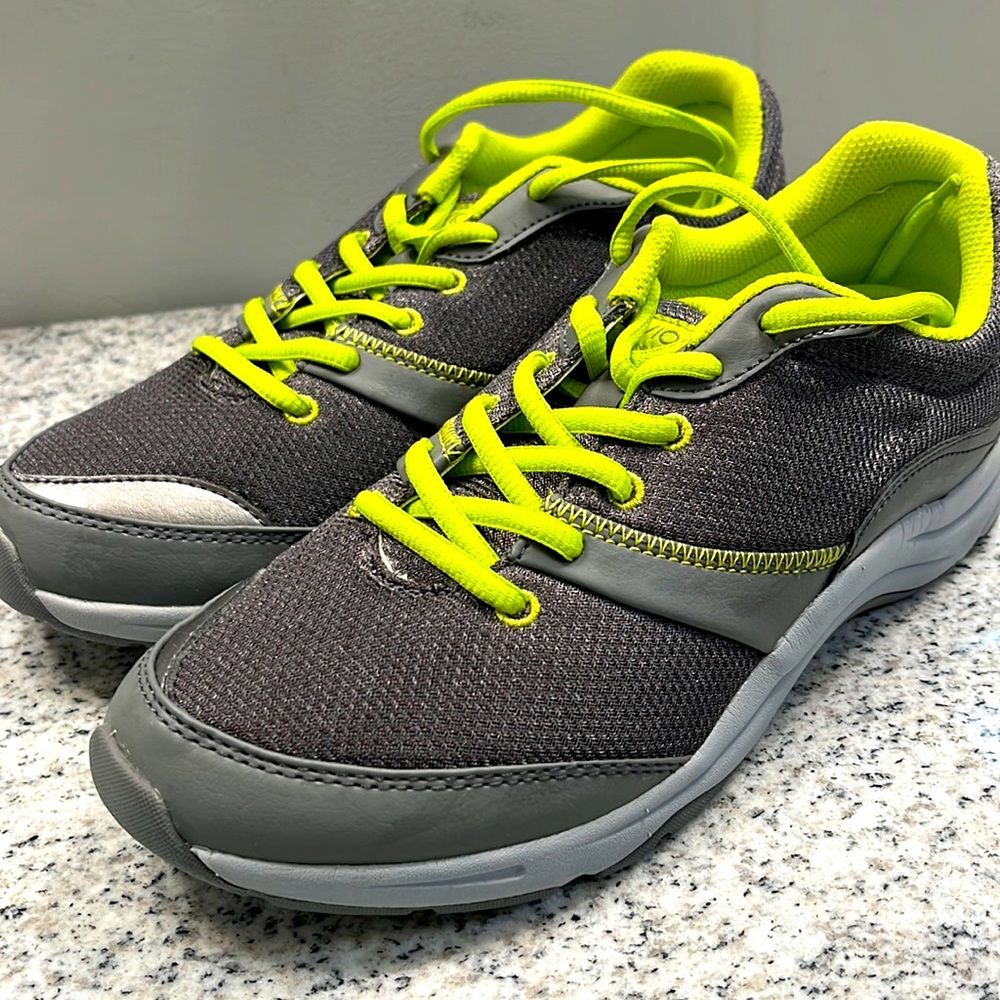 Vionic Orthaheel Athletic Shoes NWT